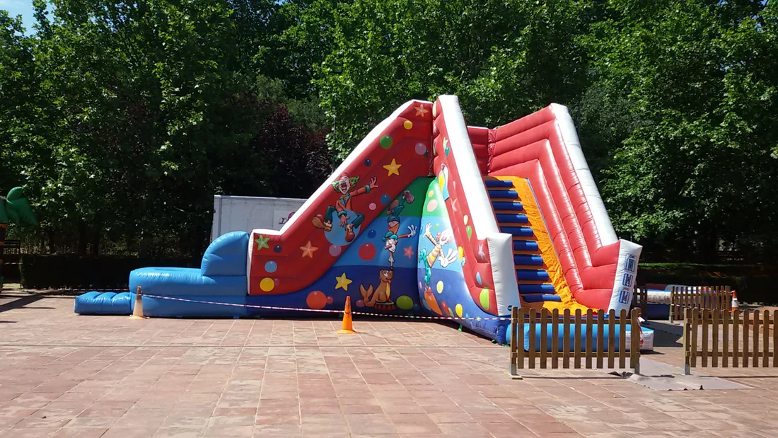 Hinchable tobogán con piscina